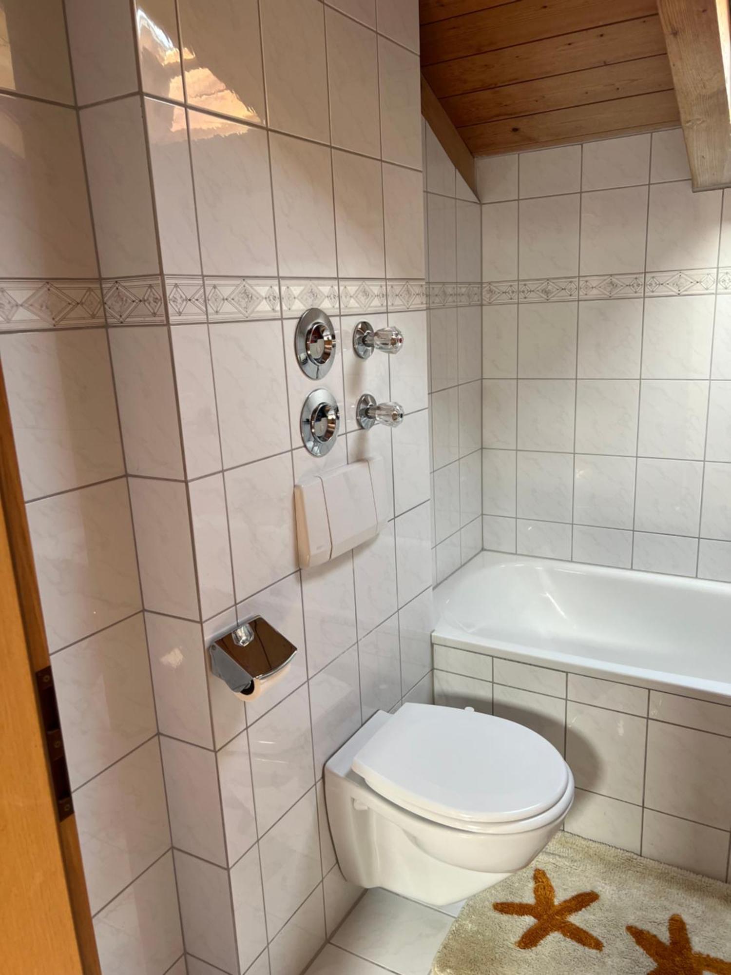 Gemuetliche Dachgeschosswohnung Mit Balkon Ainring Eksteriør billede